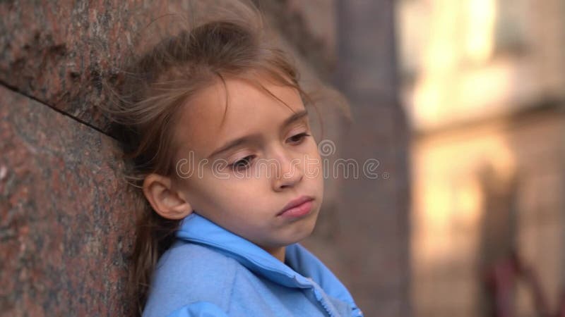Retrato de uma menina caucasiana séria olhando para a câmera