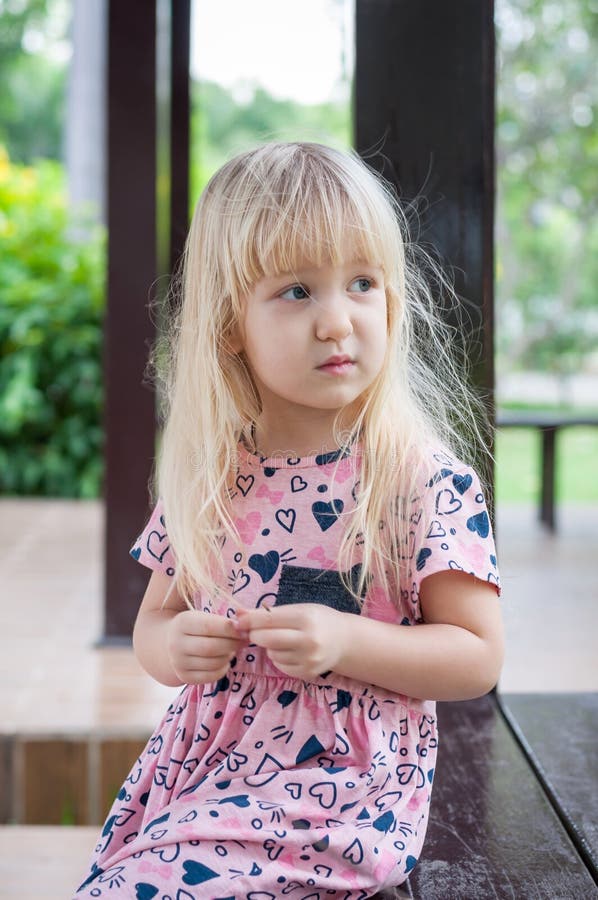 Retrato De Uma Menina Caucasiano Loura Pequena Bonito No Parque Foto De Stock Imagem De