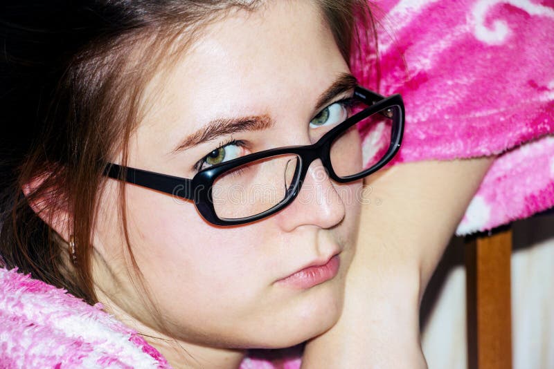 Retrato de uma menina com vidros fotos de stock Retrato de uma menina com vidros fotos de stock