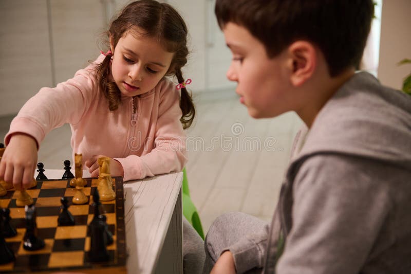 Mulher Ensinando Crianças a Jogar Xadrez Na Escola Foto de Stock