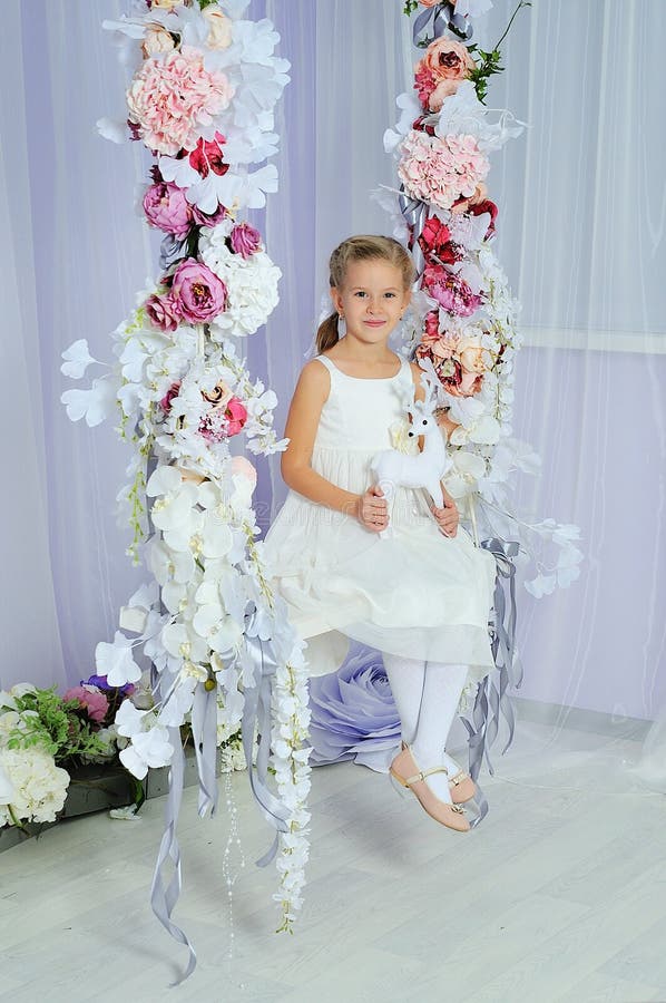Retrato De Uma Menina Bonita Da Criança De 8 Anos Imagem de Stock - Imagem  de felicidade, excitamento: 102648585