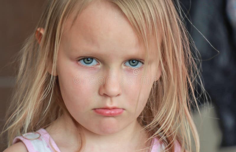 Retrato Da Menina Da Criança De 5 Anos Imagem de Stock - Imagem de