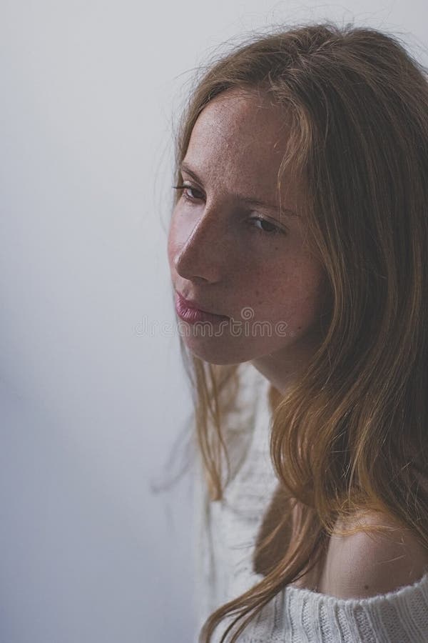 Mulher Sem Maquiagem No Rosto Adorável E Cabelo Longo Loiro. Menina Bonita  Posando No Vestido Azul No Fundo Branco. Cosméticos E Cuidados Com A Pele.  Cosmetologia. Beleza E Cabeleireiro Salão Foto Royalty