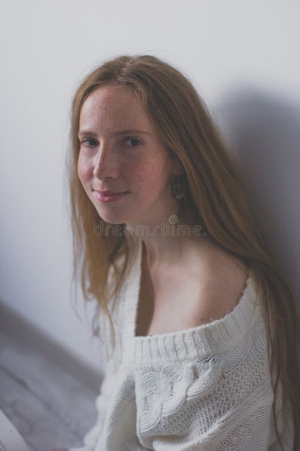 Mulher Sem Maquiagem No Rosto Adorável E Cabelo Longo Loiro. Menina Bonita  Posando No Vestido Azul No Fundo Branco. Cosméticos E Cuidados Com A Pele.  Cosmetologia. Beleza E Cabeleireiro Salão Foto Royalty