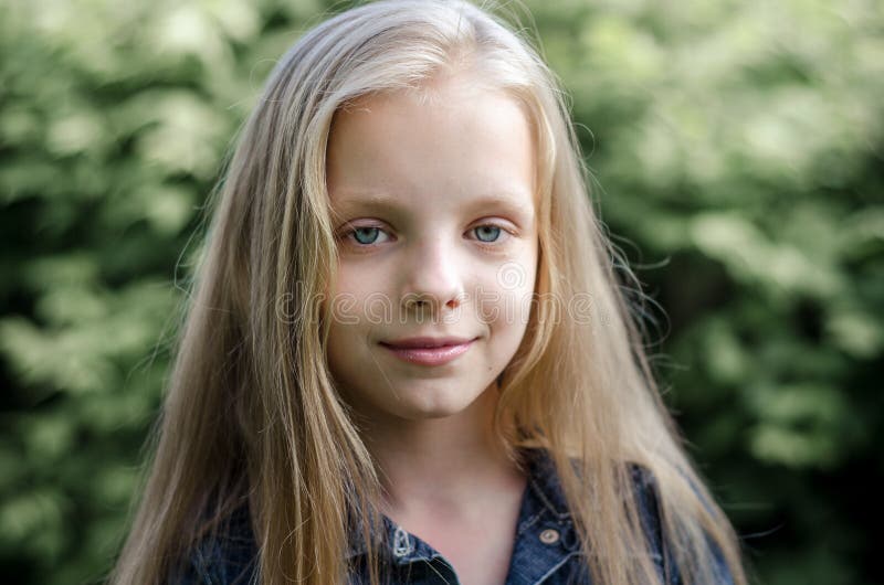 Retrato de uma menina loura bonita com cabelo longo fotos de stock Retrato de uma menina loura bonita com cabelo longo fotos de stock