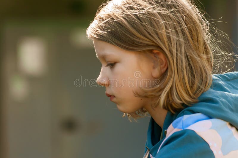 Foto de Retrato Da Bela Menina Triste Cabelo Ruivo Vista De Perfil