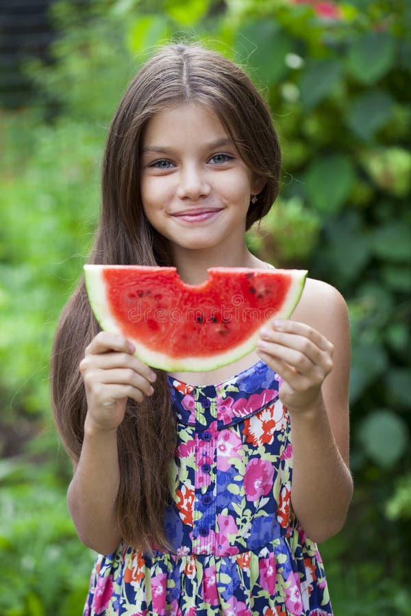 Retrato de uma menina pequena com melancia imagens de stock royalty free