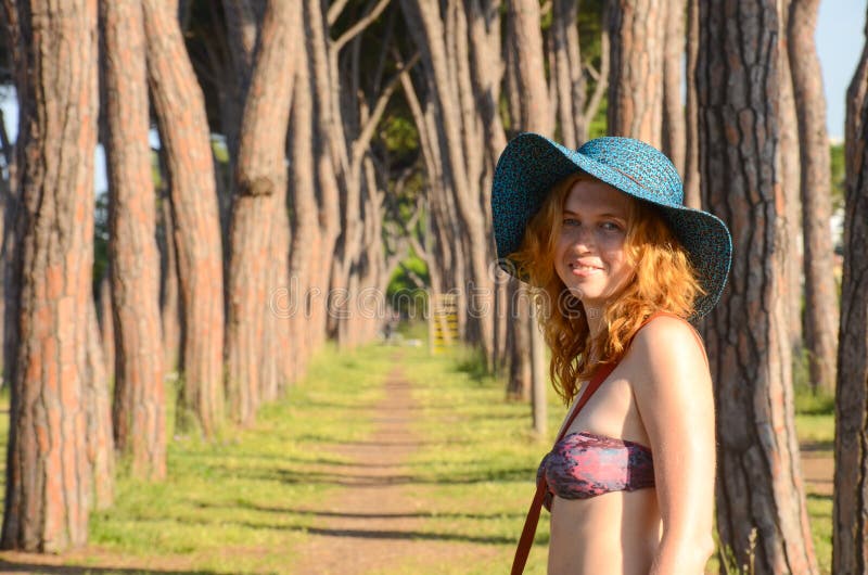 Retrato de uma menina ruivo de sorriso no chapéu fotos de stock Retrato de uma menina ruivo de sorriso no chapéu fotos de stock