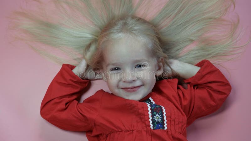 Retrato De Uma Menina De 11 Anos Com Cabelo Comprido. Foto de Stock -  Imagem de povos, loira: 188010592