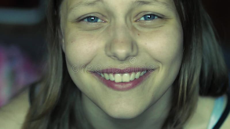 Retrato de uma moça atrativa pensativa, close up 4k UHD