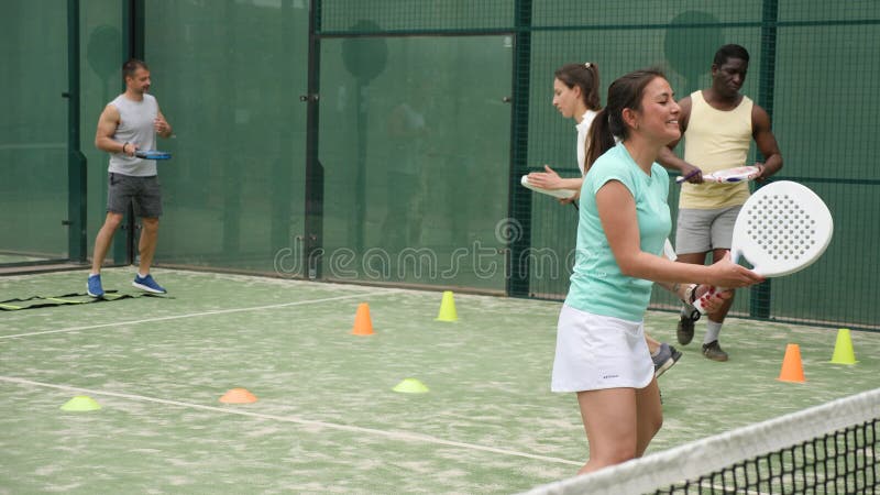 Jovem Mulher Focada Jogando Tênis Com Seu Amigo. Mulher Afro-americana  Competindo Em Um Jogo De Tênis. Jogador De Tênis Profissional Durante Uma  Partida Com Seu Amigo Na Quadra Foto Royalty Free, Gravuras