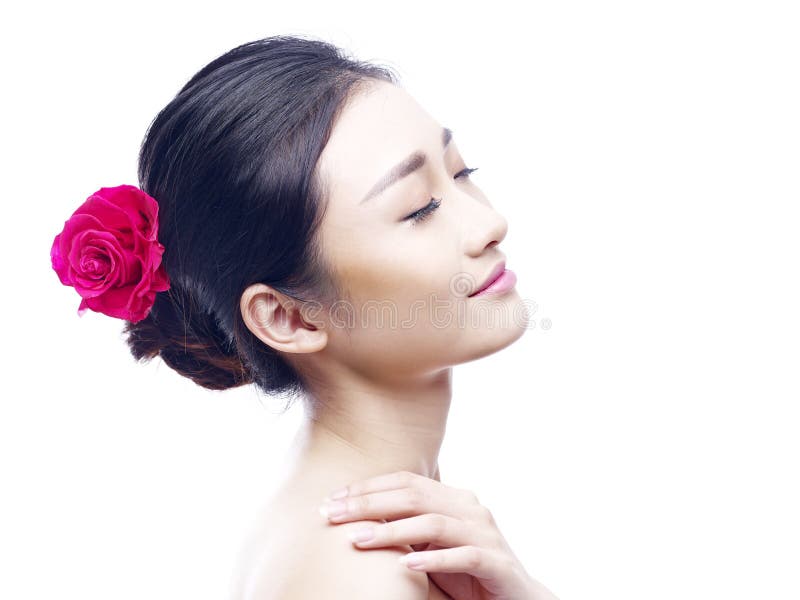 Retrato de uma jovem mulher asiática imagem de stock royalty free