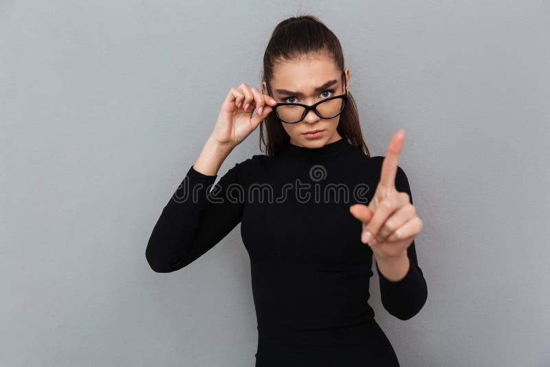 Retrato de uma mulher atrativa séria no vestido preto fotografia de stock Retrato de uma mulher atrativa séria no vestido preto fotografia de stock