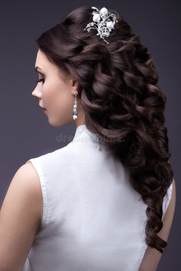 Retrato de uma mulher bonita em um vestido de casamento na imagem da noiva Opinião traseira do penteado fotografia de stock Retrato de uma mulher bonita em um vestido de casamento na imagem da noiva Opinião traseira do penteado fotografia de stock
