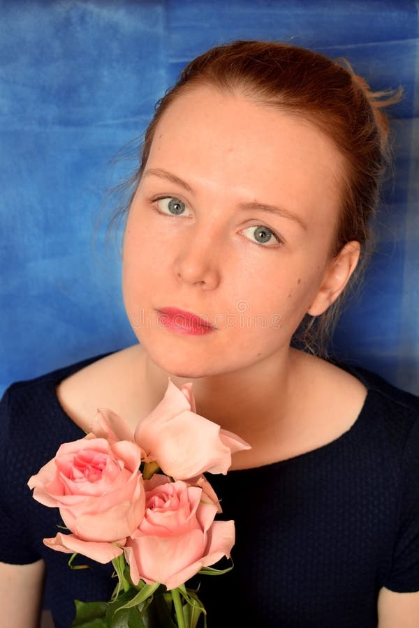Retrato de uma mulher bonita nova com olhar pensativo imagens de stock Retrato de uma mulher bonita nova com olhar pensativo imagens de stock