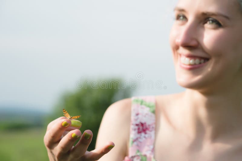 Retrato de uma mulher bonita que guarda uma borboleta em sua mão no jardim Retrato da beleza Unidade com natureza Ecologia fotografia de stock Retrato de uma mulher bonita que guarda uma borboleta em sua mão no jardim Retrato da beleza Unidade com natureza Ecologia fotografia de stock