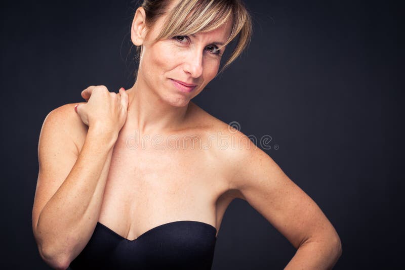 Retrato de uma mulher caucasiano envelhecida média de sorriso imagem de stock Retrato de uma mulher caucasiano envelhecida média de sorriso imagem de stock
