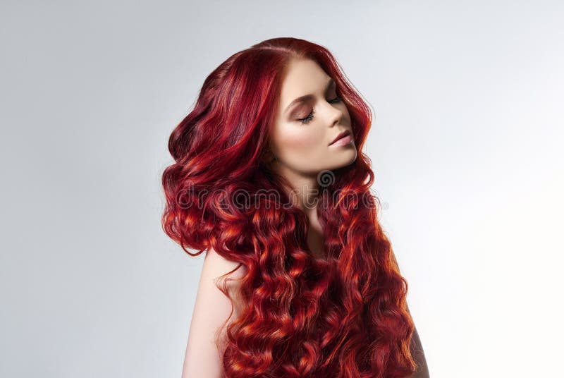 Vista traseira do lindo cabelo liso vermelho longo molhado de uma