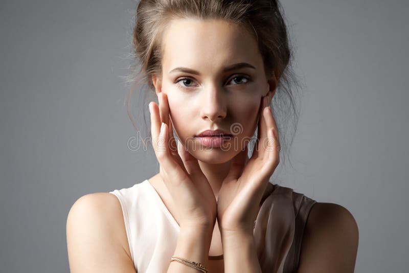 Retrato de uma mulher consideravelmente elegante foto de stock Retrato de uma mulher consideravelmente elegante foto de stock