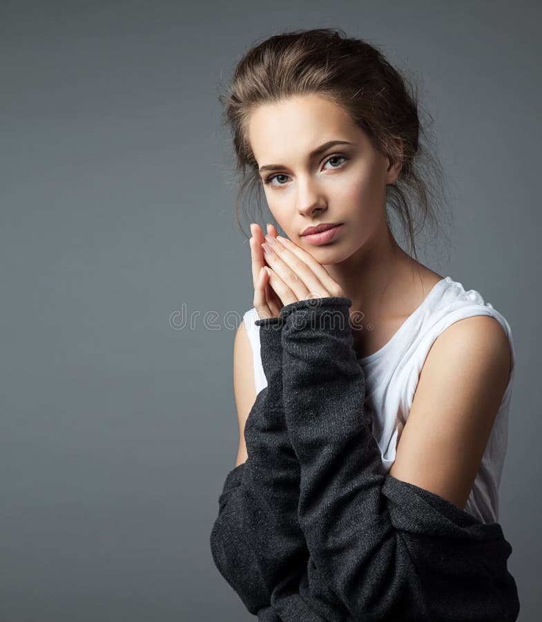 Retrato de uma mulher consideravelmente elegante fotos de stock Retrato de uma mulher consideravelmente elegante fotos de stock