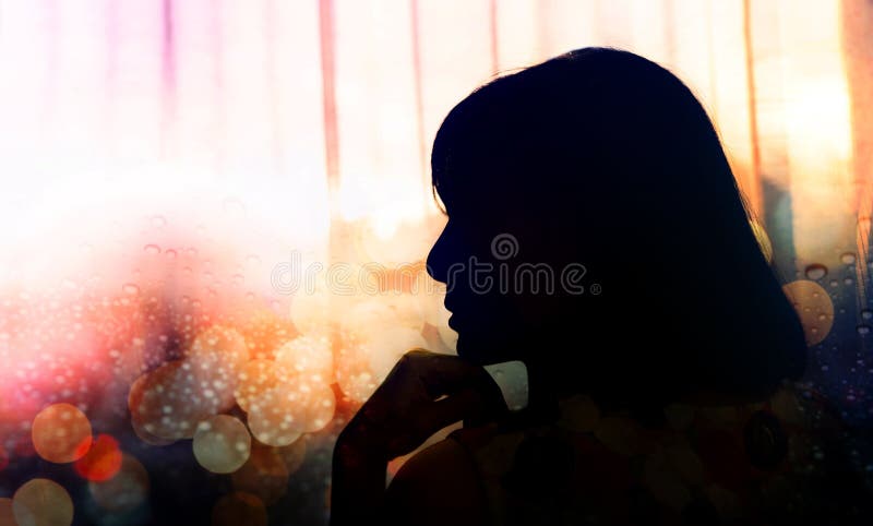 Retrato de uma mulher da tristeza, mão da vista lateral em Chin, silhueta