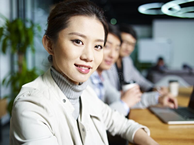 Retrato de uma jovem empresária asiática fotos de stock royalty free