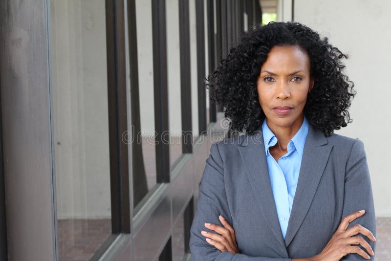 Retrato de uma mulher de negócios madura tomada fora foto de stock Retrato de uma mulher de negócios madura tomada fora foto de stock