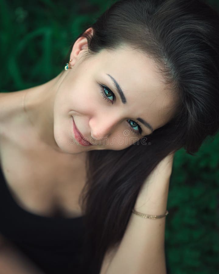 Retrato de uma mulher de sorriso nova bonita fotos de stock royalty free Retrato de uma mulher de sorriso nova bonita fotos de stock royalty free