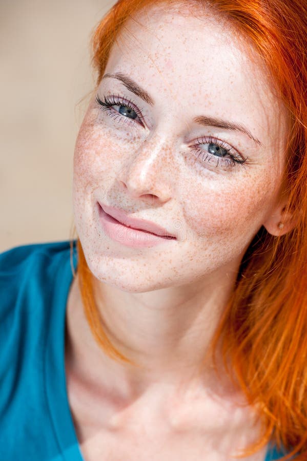 Retrato de uma mulher freckled bonita nova do ruivo foto de stock royalty free Retrato de uma mulher freckled bonita nova do ruivo foto de stock royalty free