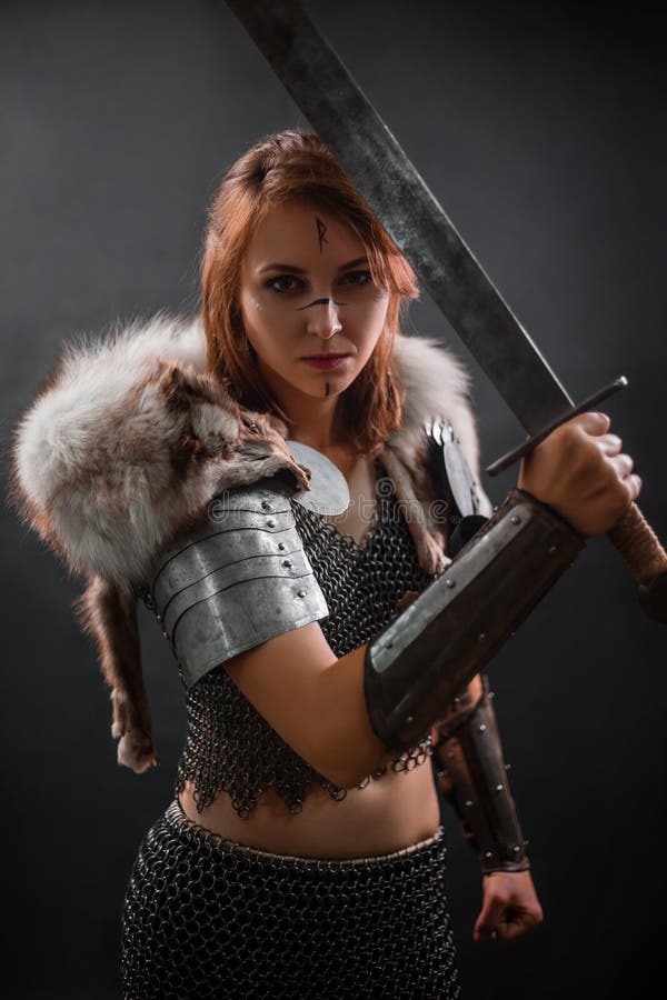 Retrato De Uma Fantasia Medieval Viking Mulher Com Um Machado Nas