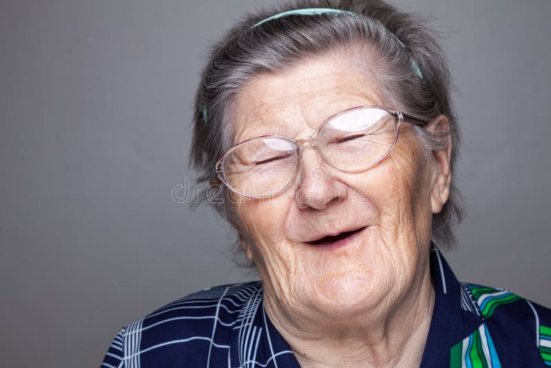 Retrato de uma mulher idosa imagem de stock Retrato de uma mulher idosa imagem de stock
