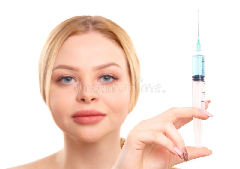 Retrato de uma mulher loura isolada no fundo branco, com uma seringa em suas mãos, conceito da medicina, plástico fotografia de stock royalty free Retrato de uma mulher loura isolada no fundo branco, com uma seringa em suas mãos, conceito da medicina, plástico fotografia de stock royalty free