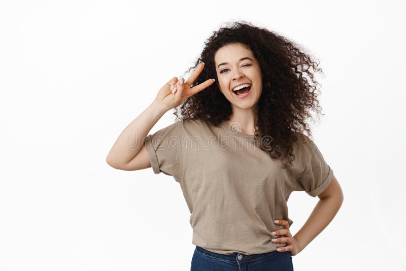 Cara alegre jovem posando em uma pose grátis