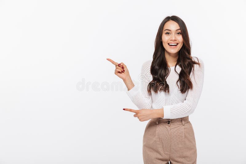 Retrato de uma mulher de negócios asiática feliz que aponta o dedo afastado