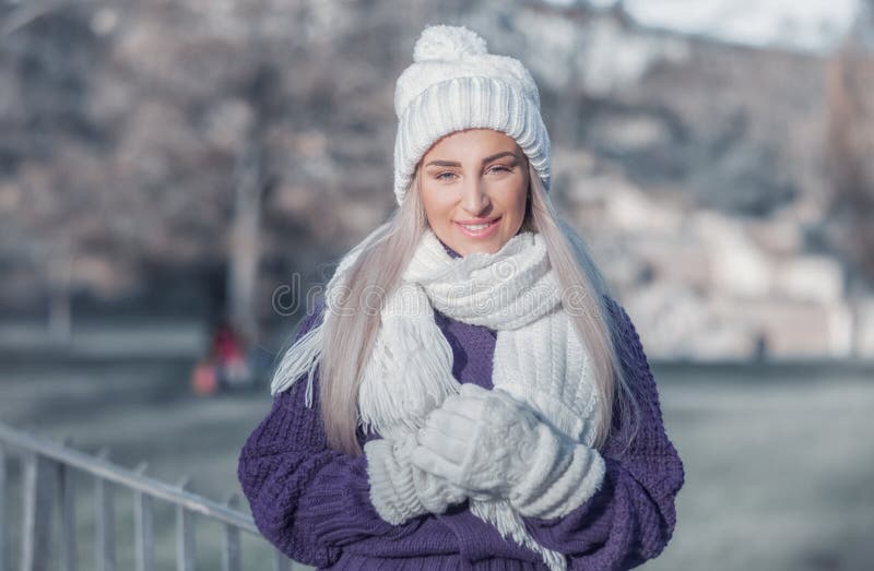 Donna Di Bellezza Invernale Vestita Di Fiori Congelati Ricoperti Di Gelo Con  Neve Sul Viso E Sulle Spalle. Natale Fotografia Stock - Immagine di arte,  caucasico: 235771122
