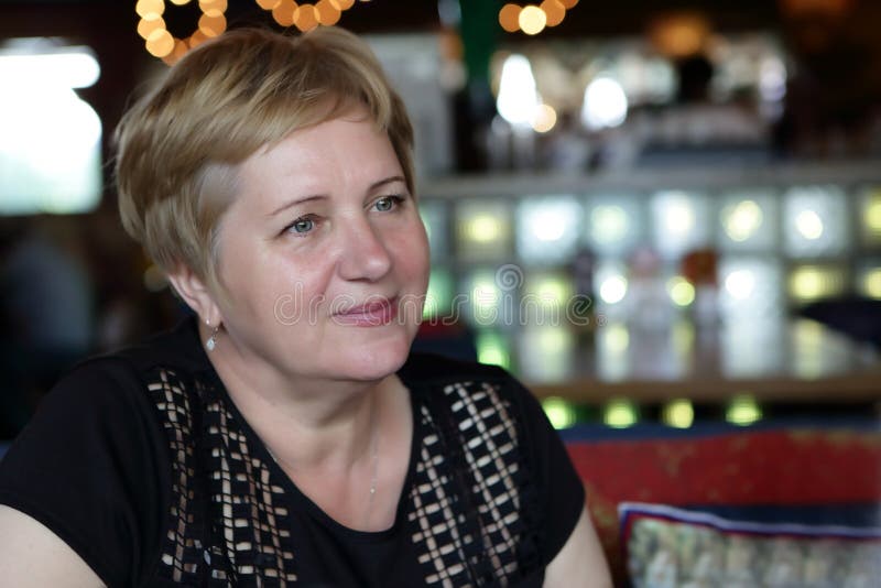 Retrato de uma mulher sênior foto de stock