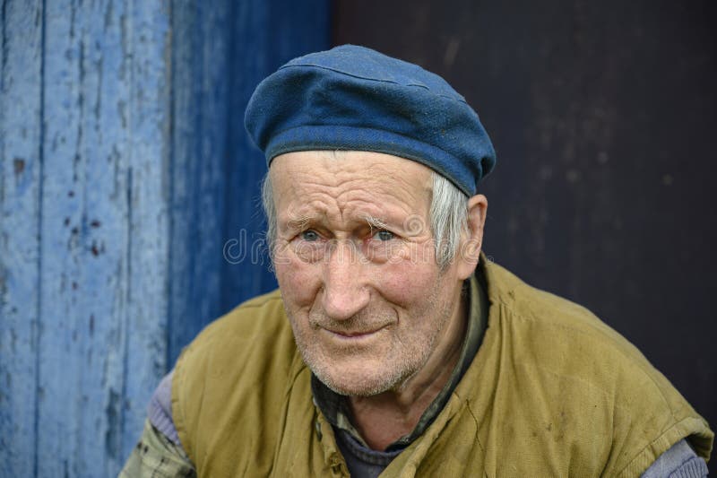 Retrato De Un Anciano En Una Boina En El Porche De Una De Pueblo Imagen de archivo - Imagen de hombre, fondo: 163867683