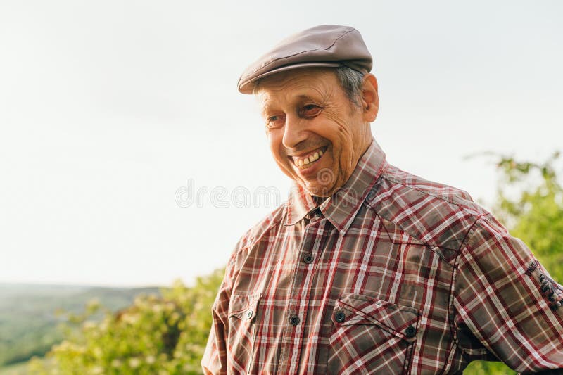 mesa homosexual Diez años Retrato De Un Anciano Sonriente Con Una Gorra Y Una Camisa Mirando a Un  Lado Y Sonriendo. Retrato Feliz Del Abuelo Retirado Al Air Foto de archivo  - Imagen de elegante, optimista: