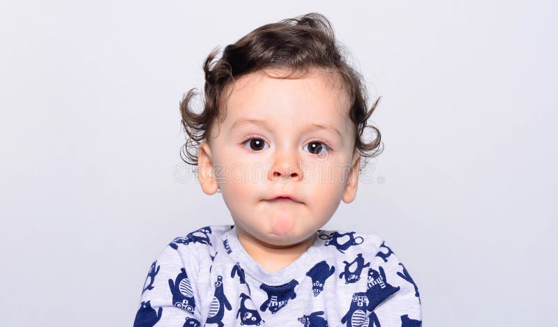 Retrato De Un Bebé Lindo Del Pelo Rizado Que Mira Lejos Foto de archivo -  Imagen de sonriente, curioso: 86696328