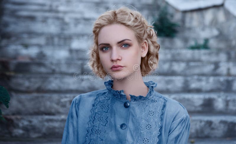 Retrato de un blonde de la chica joven en estilo gótico foto de archivo libre de regalías Retrato de un blonde de la chica joven en estilo gótico foto de archivo libre de regalías