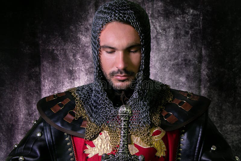 Retrato de un caballero medieval guapo con armadura y barba mirando hacia abajo en la contemplación foto de archivo libre de regalías Retrato de un caballero medieval guapo con armadura y barba mirando hacia abajo en la contemplación foto de archivo libre de regalías