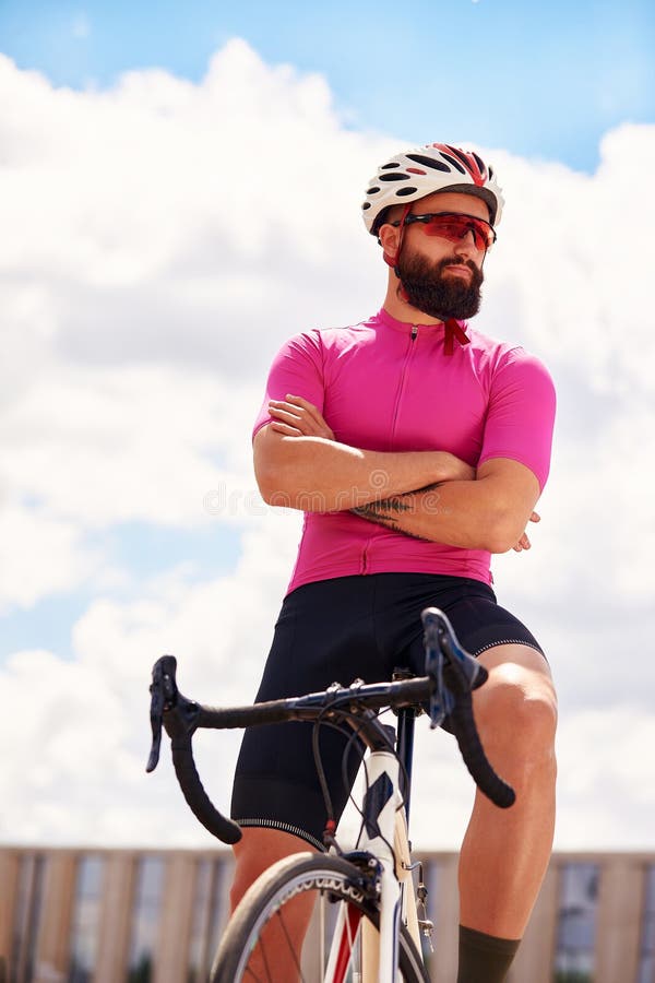 Retrato De Un Ciclista Sobre El Fondo Del Cielo De Un Hombre Con Traje De  Ciclismo Con Gafas Ciclistas Paseándose Por Ahí Imagen de archivo - Imagen  de ciclista, sano: 272841073