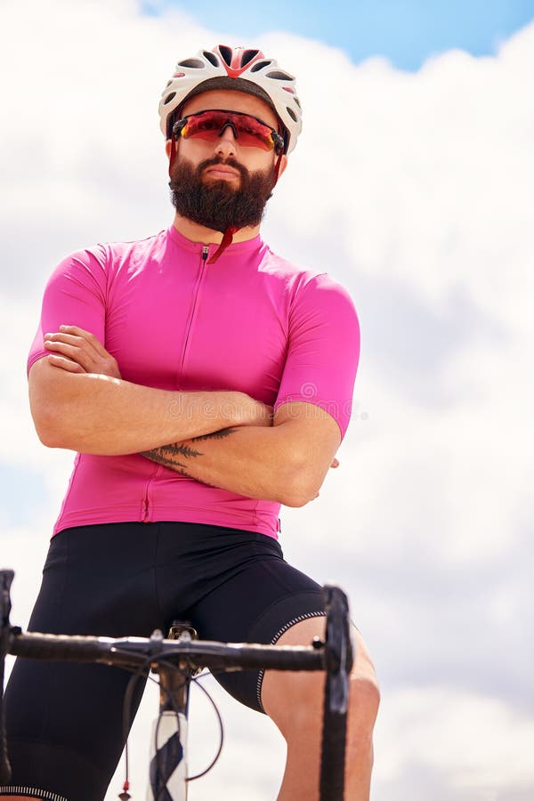 Retrato De Un Ciclista Sobre El Fondo Del Cielo De Un Hombre Con Traje De  Ciclismo Con Gafas Ciclistas Paseándose Por Ahí Imagen de archivo - Imagen  de persona, cristales: 272841131