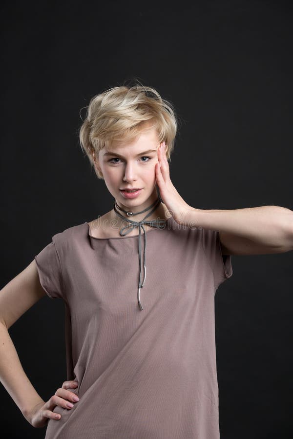 Retrato de un collar de la declaración de moda de la mujer que lleva rubia joven hermosa imágenes de archivo libres de regalías Retrato de un collar de la declaración de moda de la mujer que lleva rubia joven hermosa imágenes de archivo libres de regalías