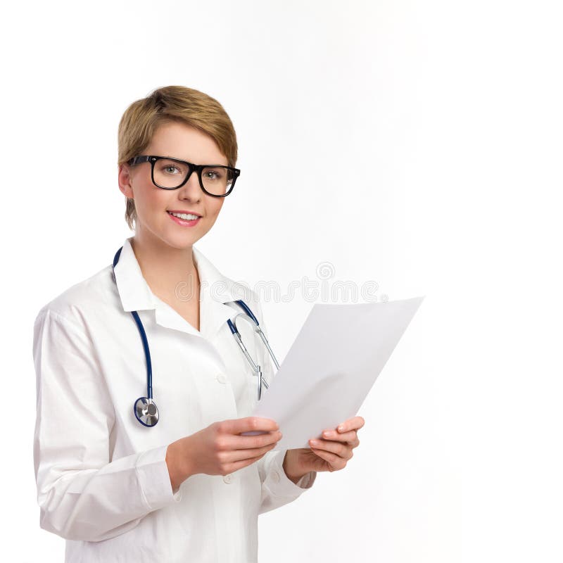 Retrato de un doctor de sexo femenino sonriente que lleva a cabo documentos foto de archivo Retrato de un doctor de sexo femenino sonriente que lleva a cabo documentos foto de archivo