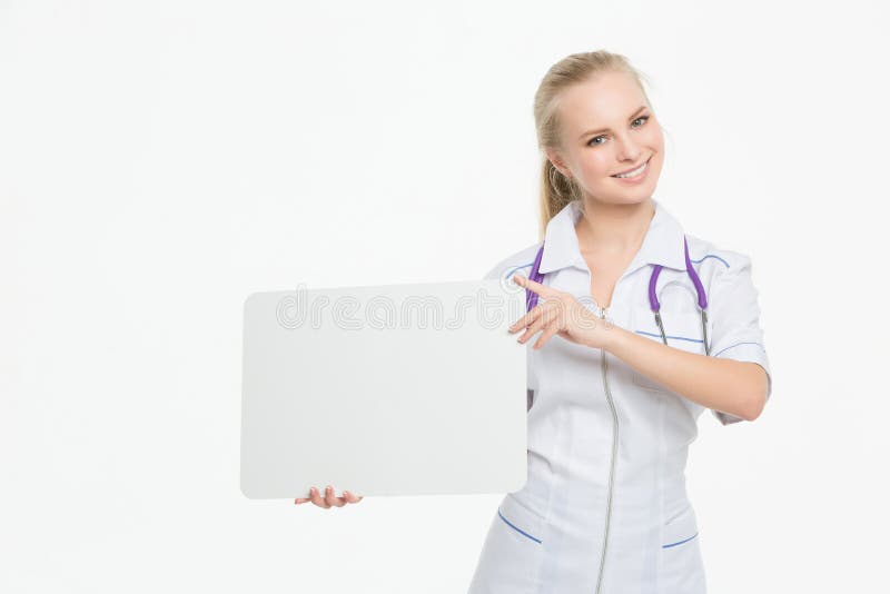 Retrato de un doctor joven sonriente que sostiene una hoja de papel en blanco en blanco para escribir su texto imagenes de archivo Retrato de un doctor joven sonriente que sostiene una hoja de papel en blanco en blanco para escribir su texto imagenes de archivo