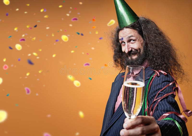 Retrato de un elegante tipo flaco sosteniendo una copa de champán imagen de archivo libre de regalías