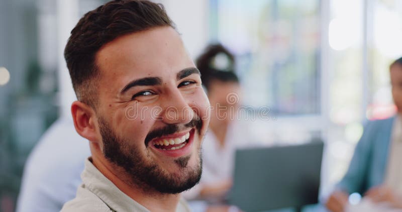 Retrato de un empresario risible o colaboración en reuniones de oficina en sala de juntas en taller o taller de trabajo en equipo. almacen de metraje de vídeo