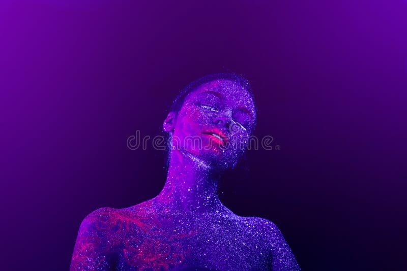 Retrato de un extranjero púrpura de la muchacha hermosa Cielo nocturno azul ultravioleta del arte de cuerpo con las estrellas y l stock de ilustración Retrato de un extranjero púrpura de la muchacha hermosa Cielo nocturno azul ultravioleta del arte de cuerpo con las estrellas y l stock de ilustración