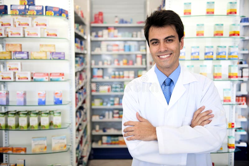 Retrato de un farmacéutico de sexo masculino en la farmacia imagenes de archivo